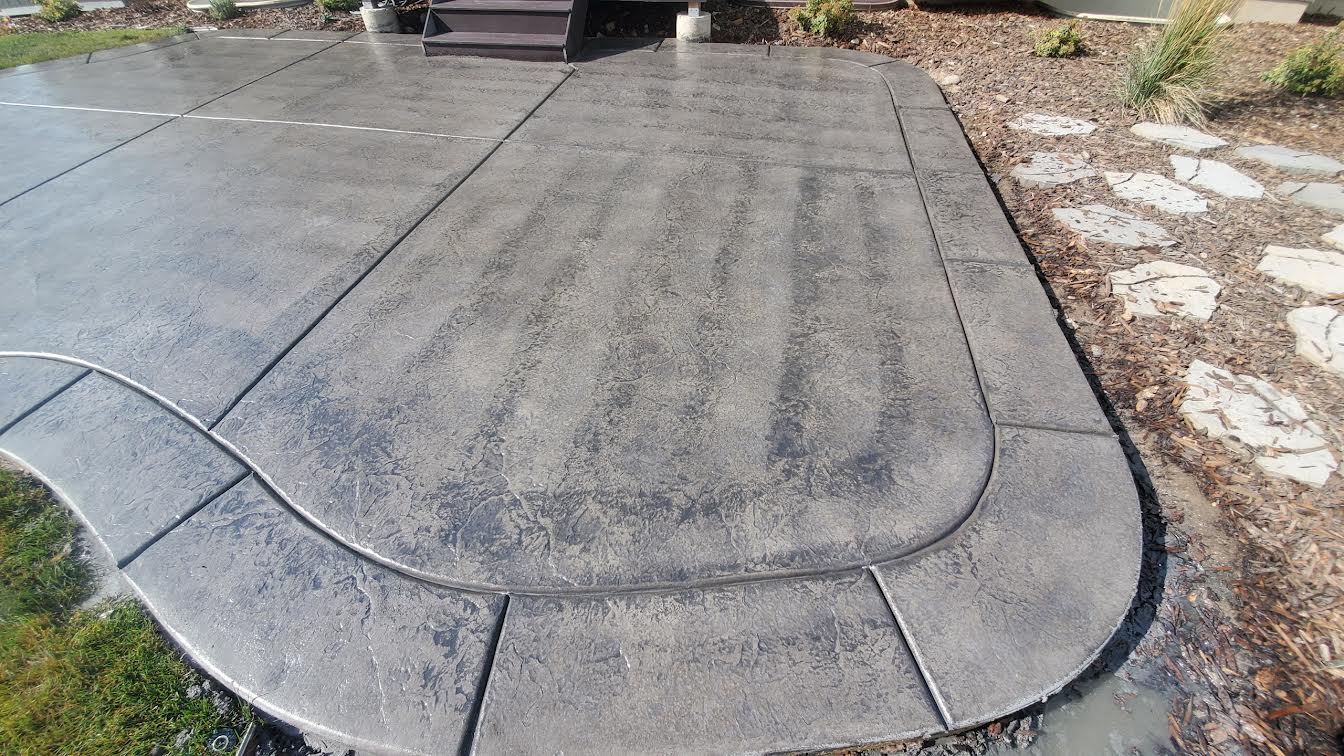 Curved stamped concrete patio with decorative edges in Utah